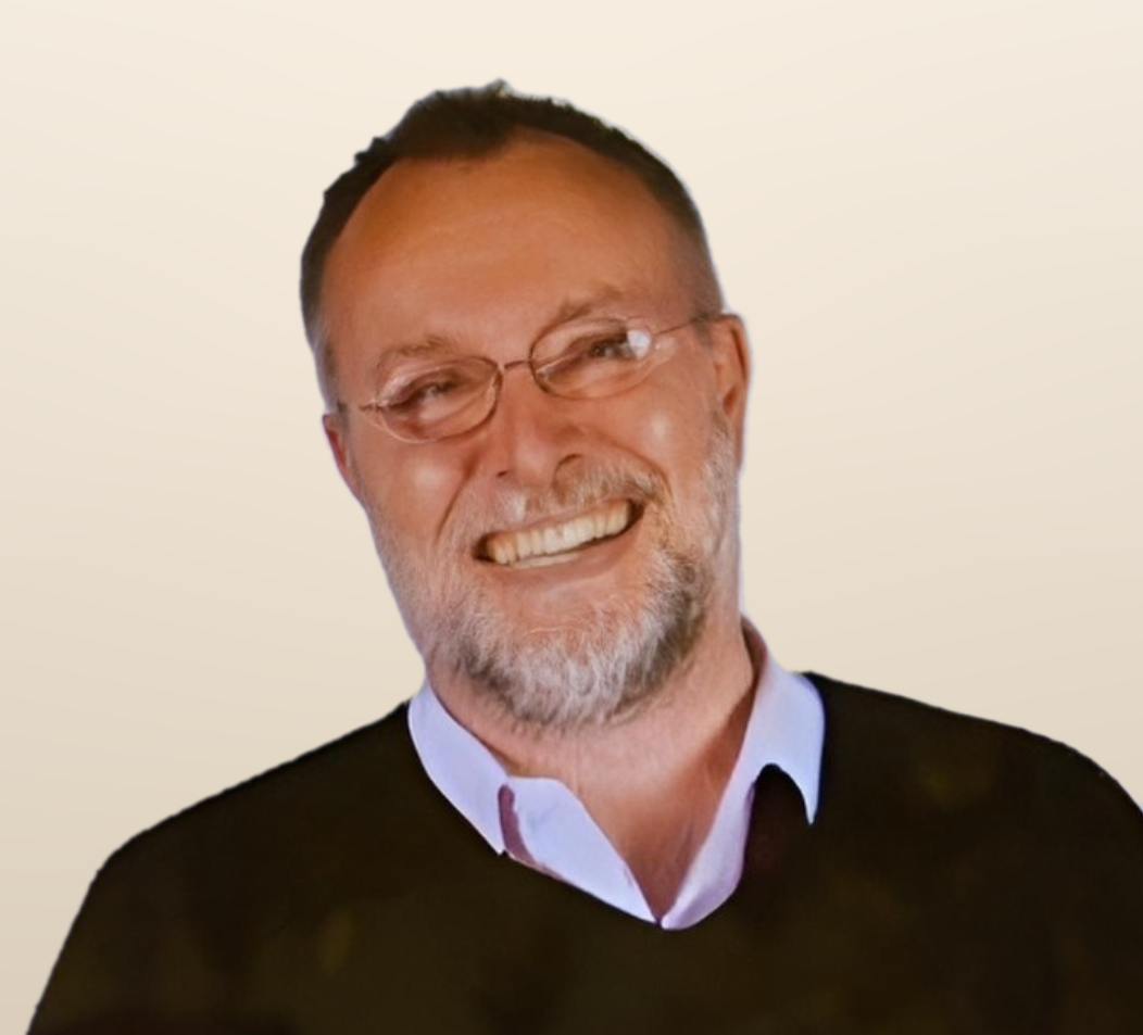 Andreas Rauch, Inhaber von trentavista, lächelnd mit Brille, dunkler Pullover über hellem Hemd